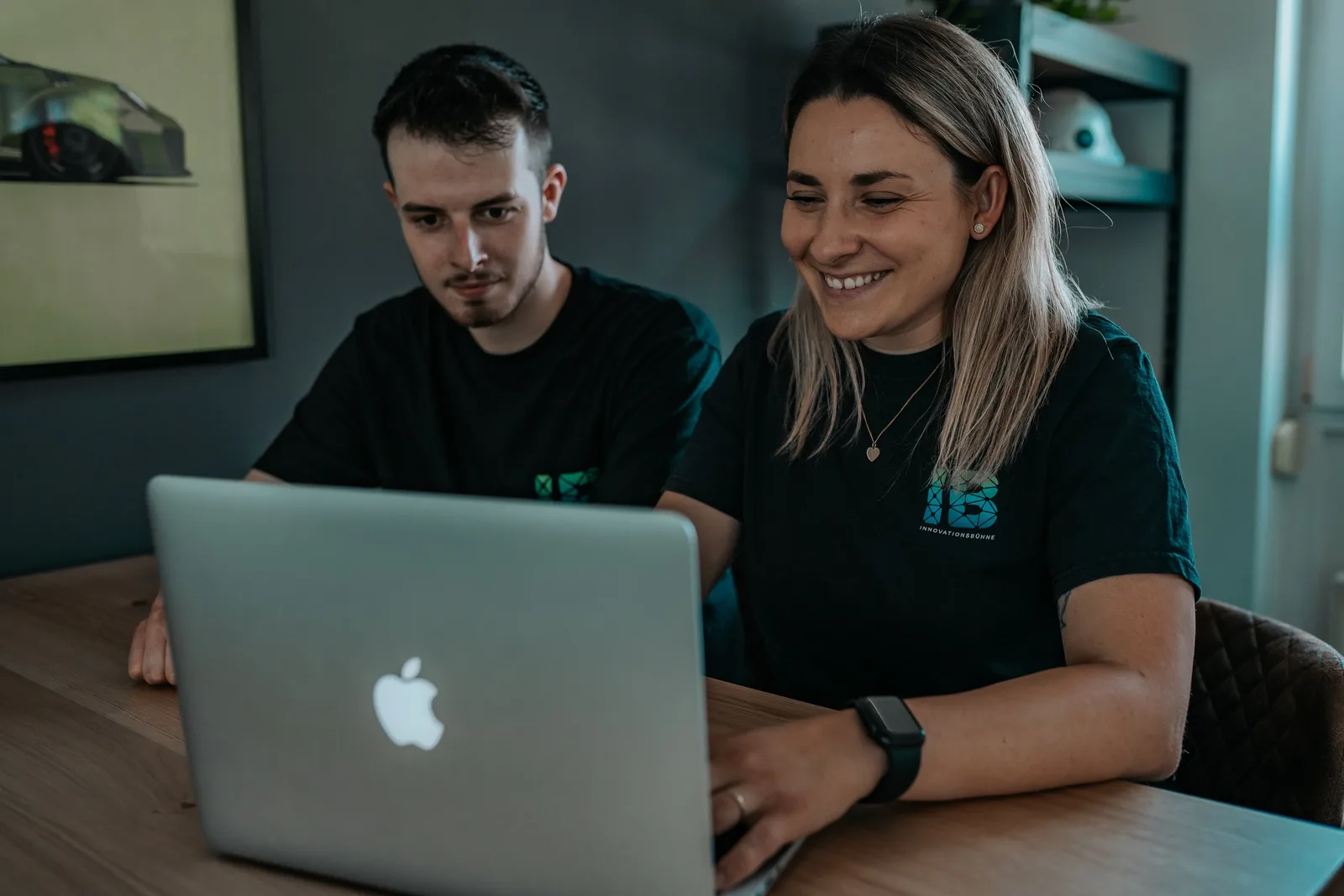 Einsteigerkurs Social Media & Reels von Vanessa Glaser 18 Zwei Mitarbeiter der Innovationsbühne arbeiten gemeinsam am Laptop im Büro