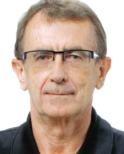 Porträt eines älteren Mannes mit Brille und dunklem Hemd für Kundenstimme oder Testimonial