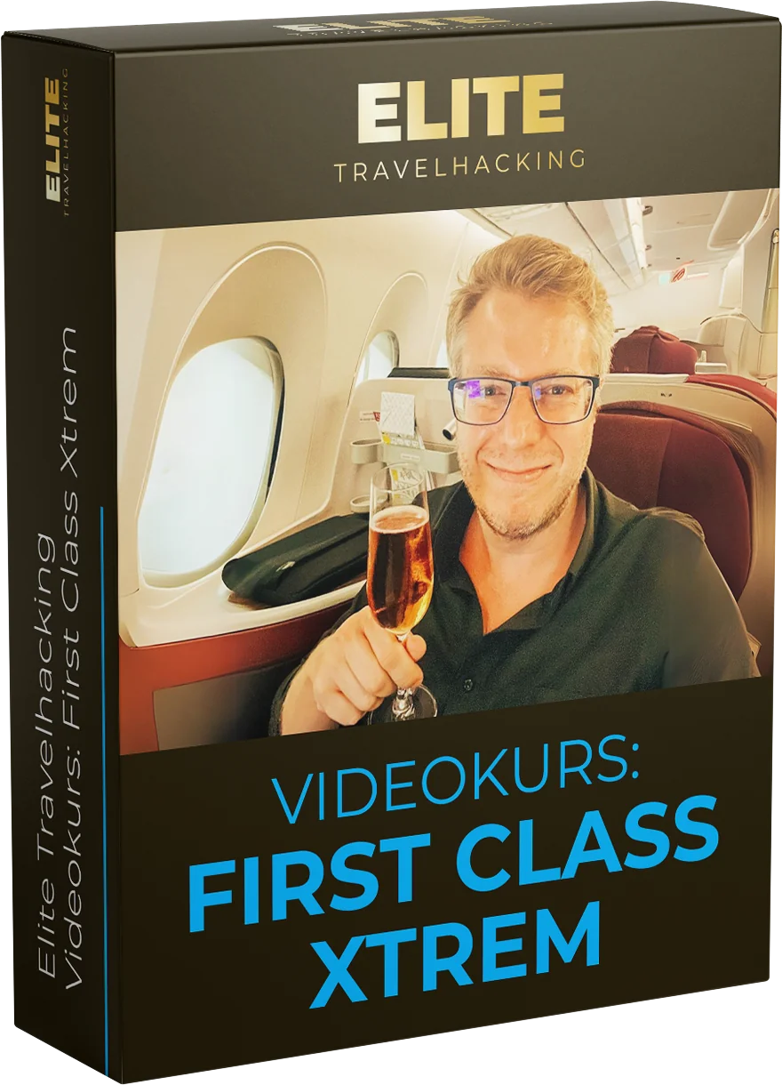Produktbox Elite Travelhacking Videokurs First Class Xtrem mit Mann im Flugzeug-First-Class-Sitz mit Champagnerglas