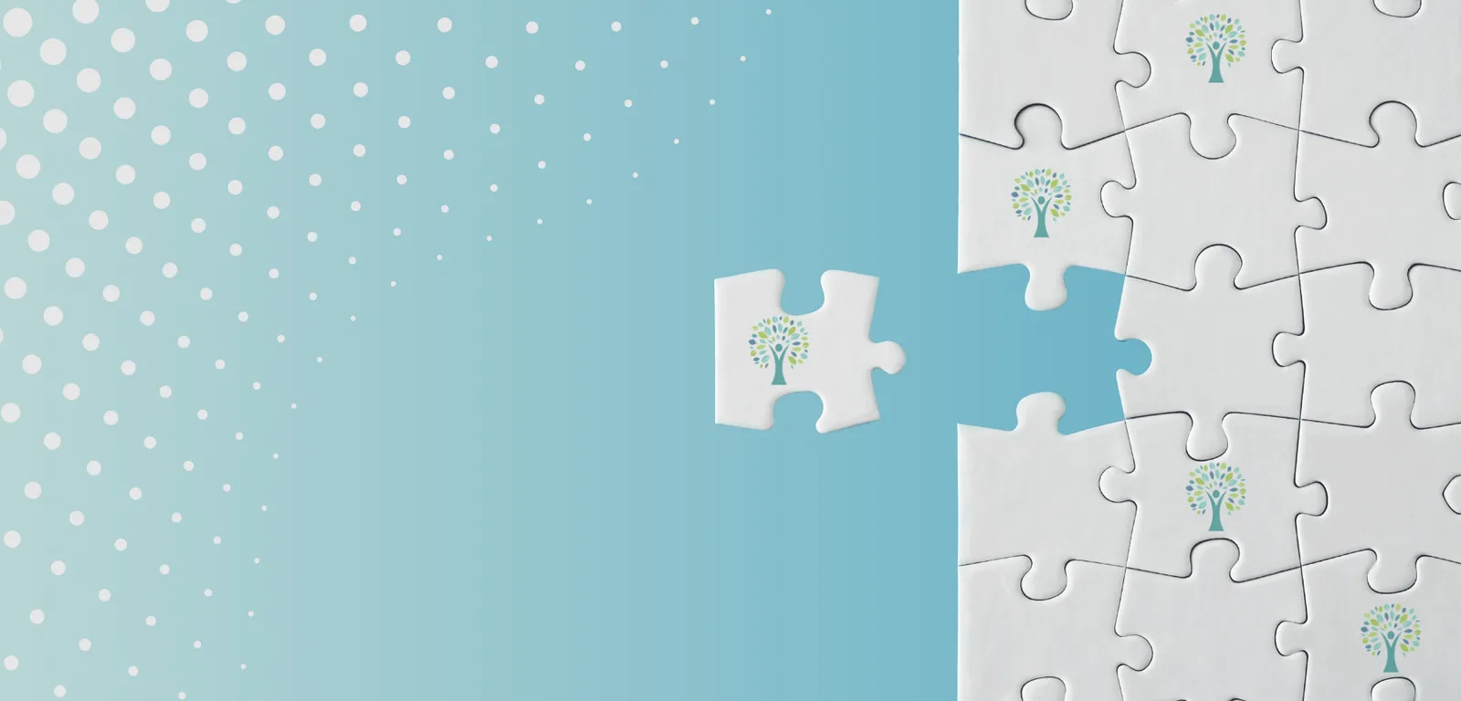 Türkiser Hintergrund mit weißen Punkten und mehreren Puzzleteilen mit Baum-Logo