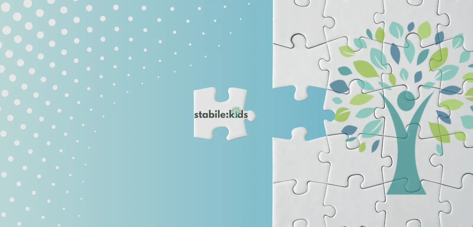 Puzzle-Banner mit stabile:kids Logo und farbigem Baum-Motiv auf türkisem Hintergrund