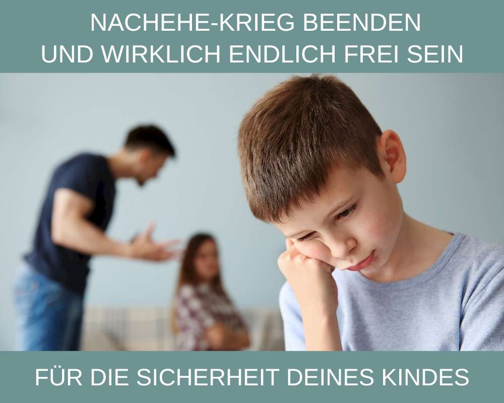 Trauriger Junge im Vordergrund mit argumentierendem Paar im Hintergrund