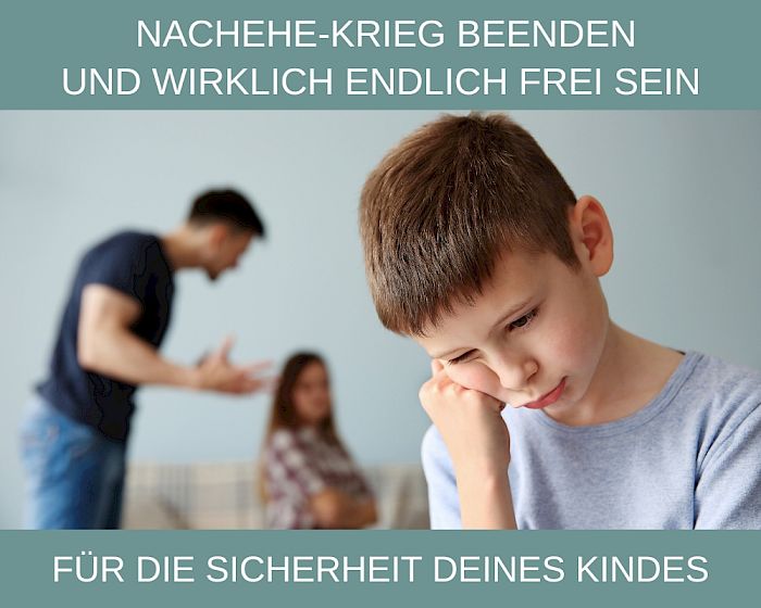 Trauriger Junge im Vordergrund mit argumentierendem Paar im Hintergrund, kleinere Auflösung
