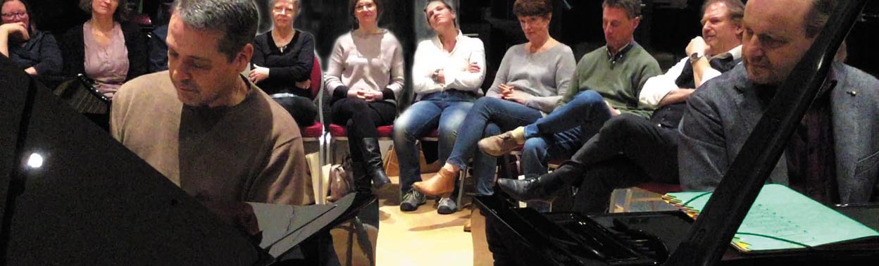 Gruppen-Unterricht mit Kursleiter und Schülern um Klavier