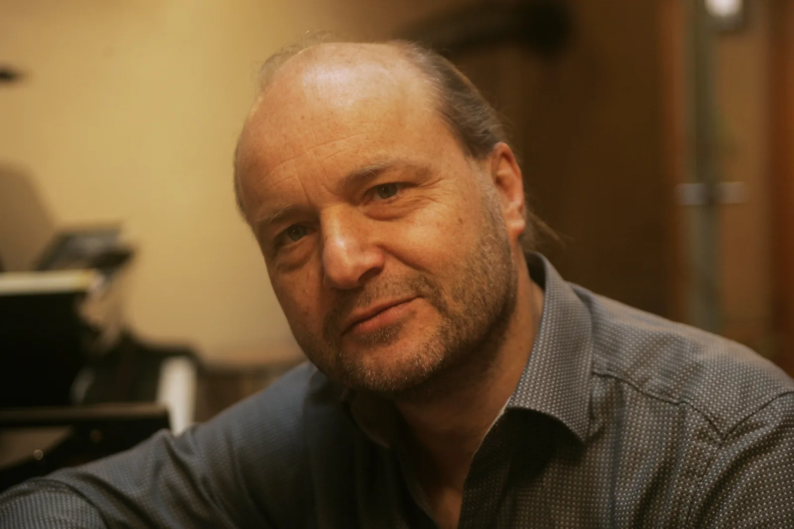 Jens Schlichting Portrait Nahaufnahme in dunklem Hemd