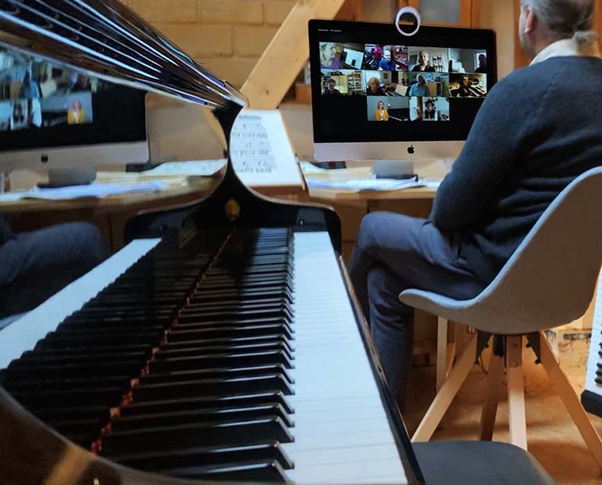 Zoom-Onlineunterricht mit Schüler am Klavier und Videokonferenz