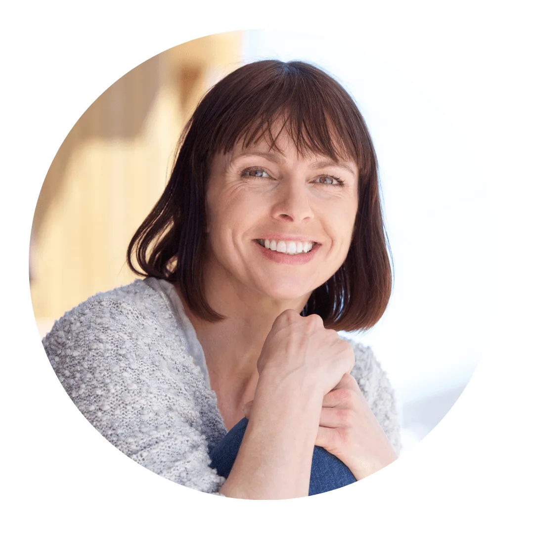 Endlich Migränefrei – Online-Coaching gegen Migräne von Anke Schneider 29 Porträt einer lächelnden Frau mit braunem Haar und grauem Pullover