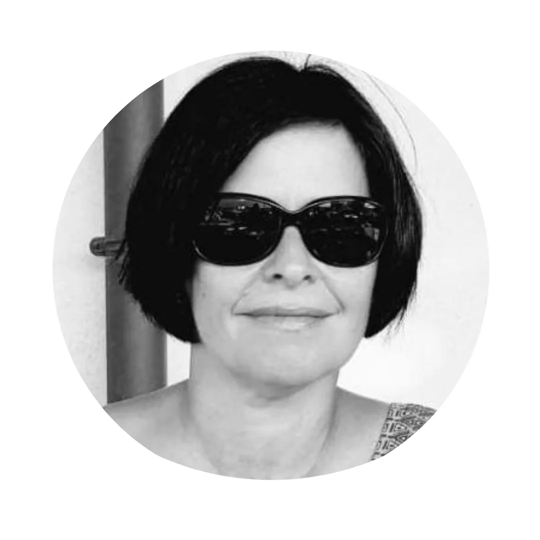Endlich Migränefrei – Online-Coaching gegen Migräne von Anke Schneider 30 Schwarz-weiß Porträt Frau mit Sonnenbrille, rundes Format
