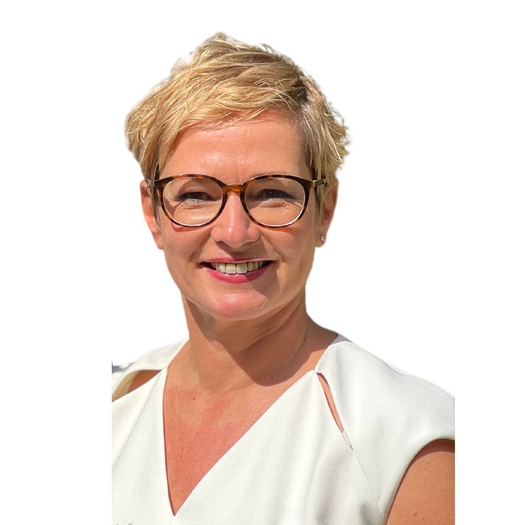 Endlich Migränefrei – Online-Coaching gegen Migräne von Anke Schneider 19 Anke Schneider, Gründerin des Migräne-Coaching-Programms, Portrait mit Brille und weißem Oberteil