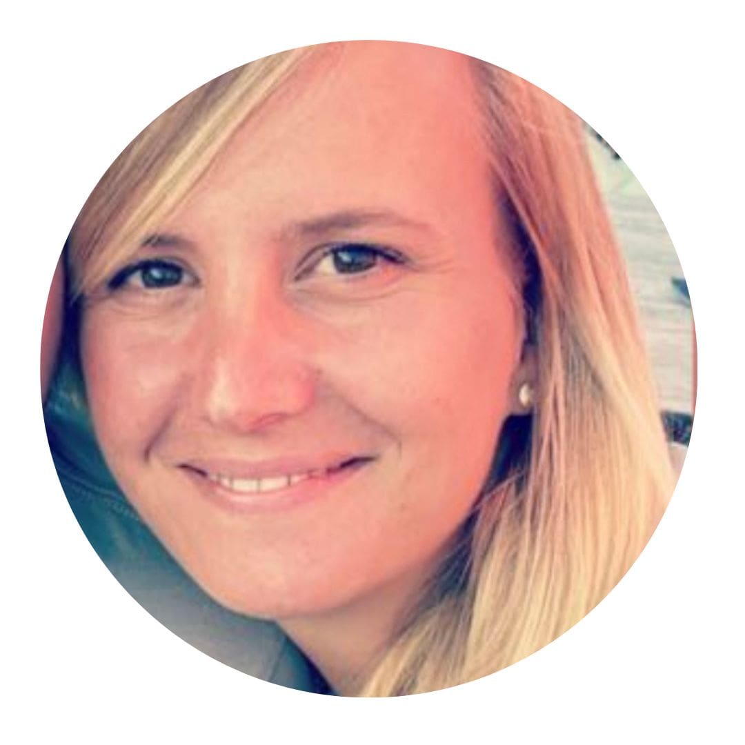Endlich Migränefrei – Online-Coaching gegen Migräne von Anke Schneider 26 Porträt einer lächelnden Frau mit hellbraunem Haar, Brille und rosa Lippenstift