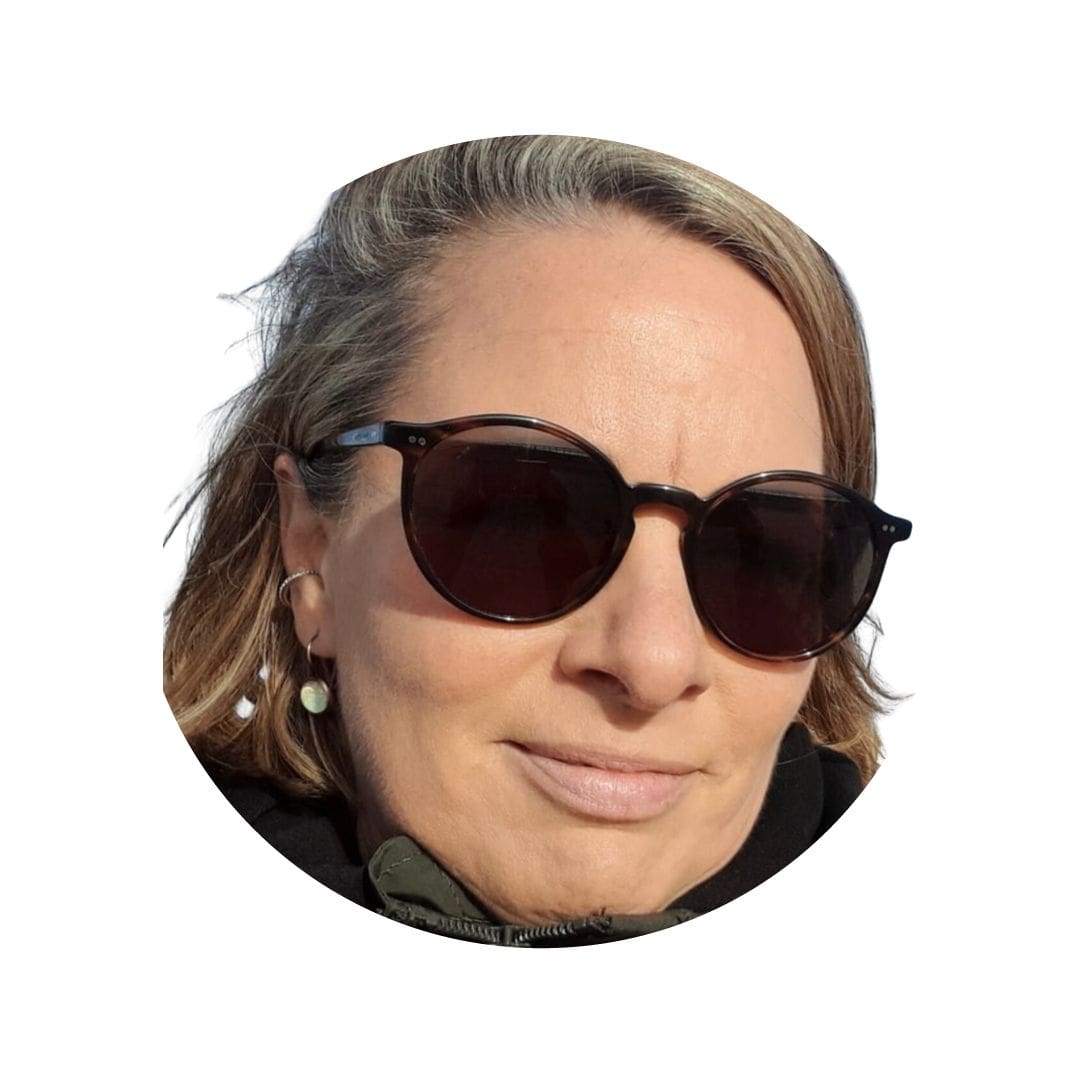 Endlich Migränefrei – Online-Coaching gegen Migräne von Anke Schneider 27 Porträt einer Frau mit braunem Haar und dunkler Sonnenbrille