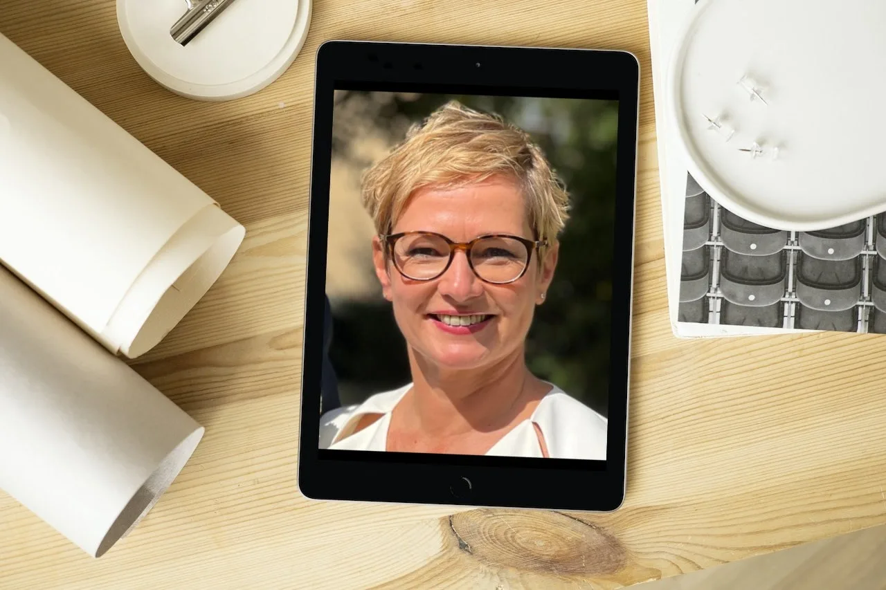 Endlich Migränefrei – Online-Coaching gegen Migräne von Anke Schneider 18 Porträt von Anke Schneider auf Tablet-Bildschirm, Holztisch mit Dekoration