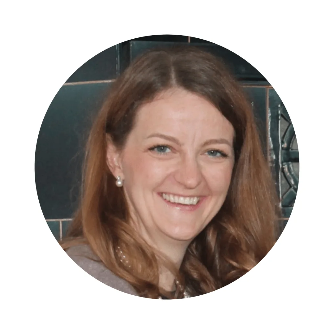 Endlich Migränefrei – Online-Coaching gegen Migräne von Anke Schneider 25 Kreisförmiges Porträt Frau mit braunen Haaren, dunkles Shirt mit Gelbton