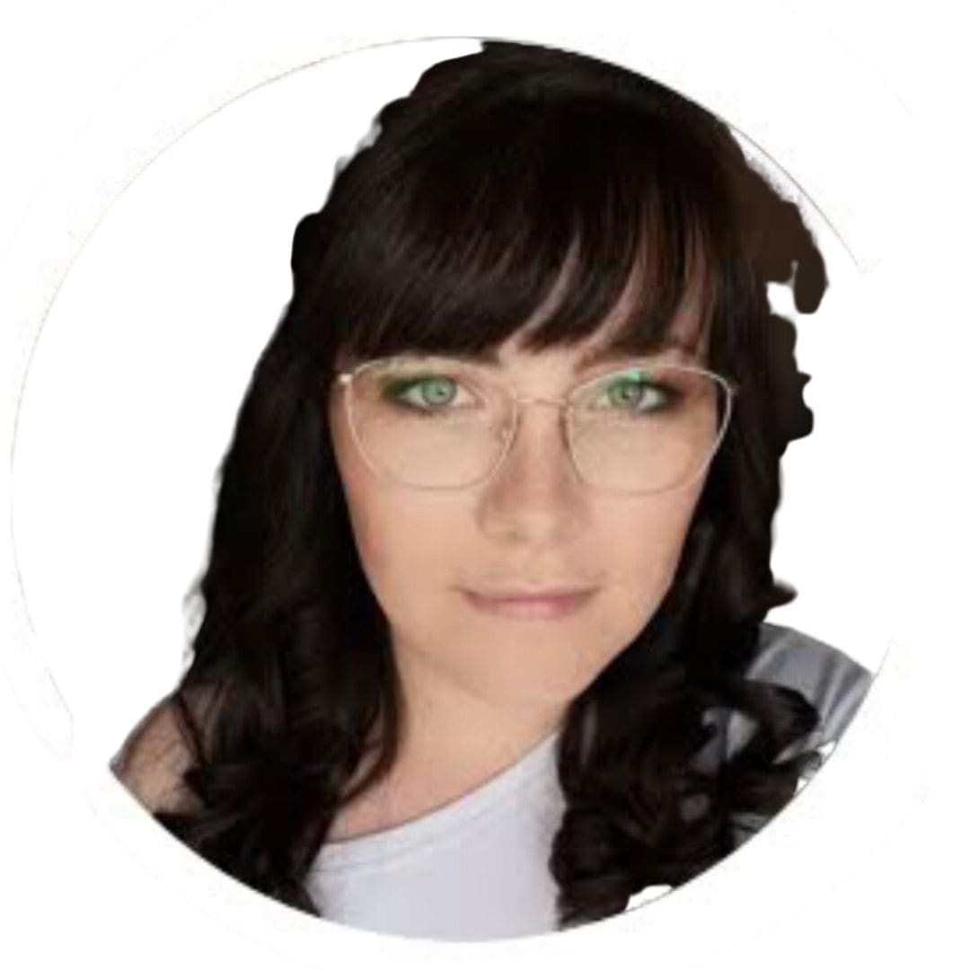 Endlich Migränefrei – Online-Coaching gegen Migräne von Anke Schneider 15 Porträt einer jungen Frau mit schwarzem Haar, Brille und grünen Augen