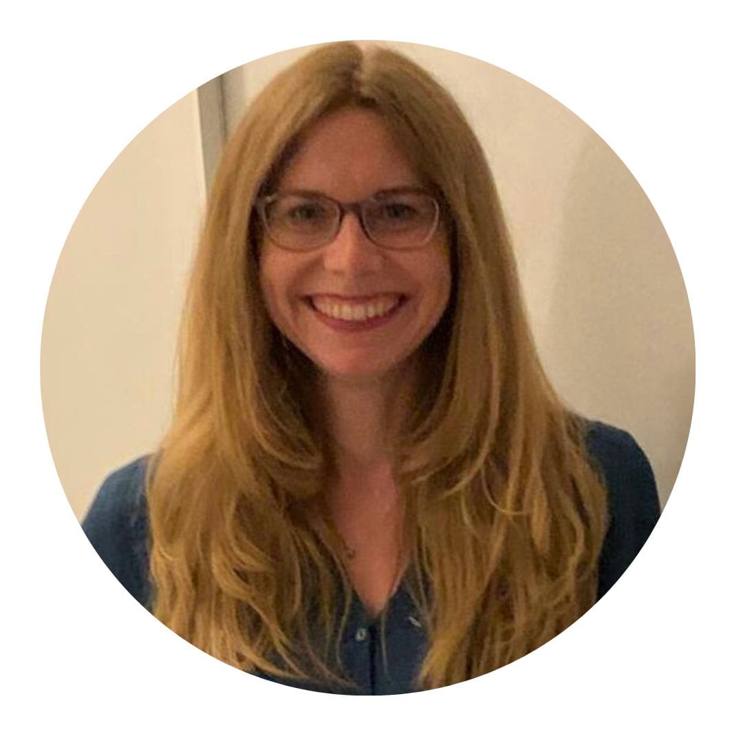 Endlich Migränefrei – Online-Coaching gegen Migräne von Anke Schneider 16 Porträt einer lächelnden Frau mit braunem Haar, Brille und dunklem Oberteil