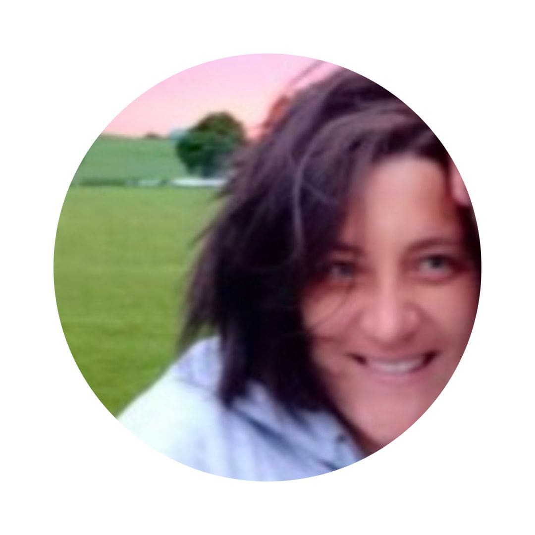Endlich Migränefrei – Online-Coaching gegen Migräne von Anke Schneider 8 Kreisförmiges Porträt Frau mit natürlichem Licht, Grünland-Hintergrund unscharf
