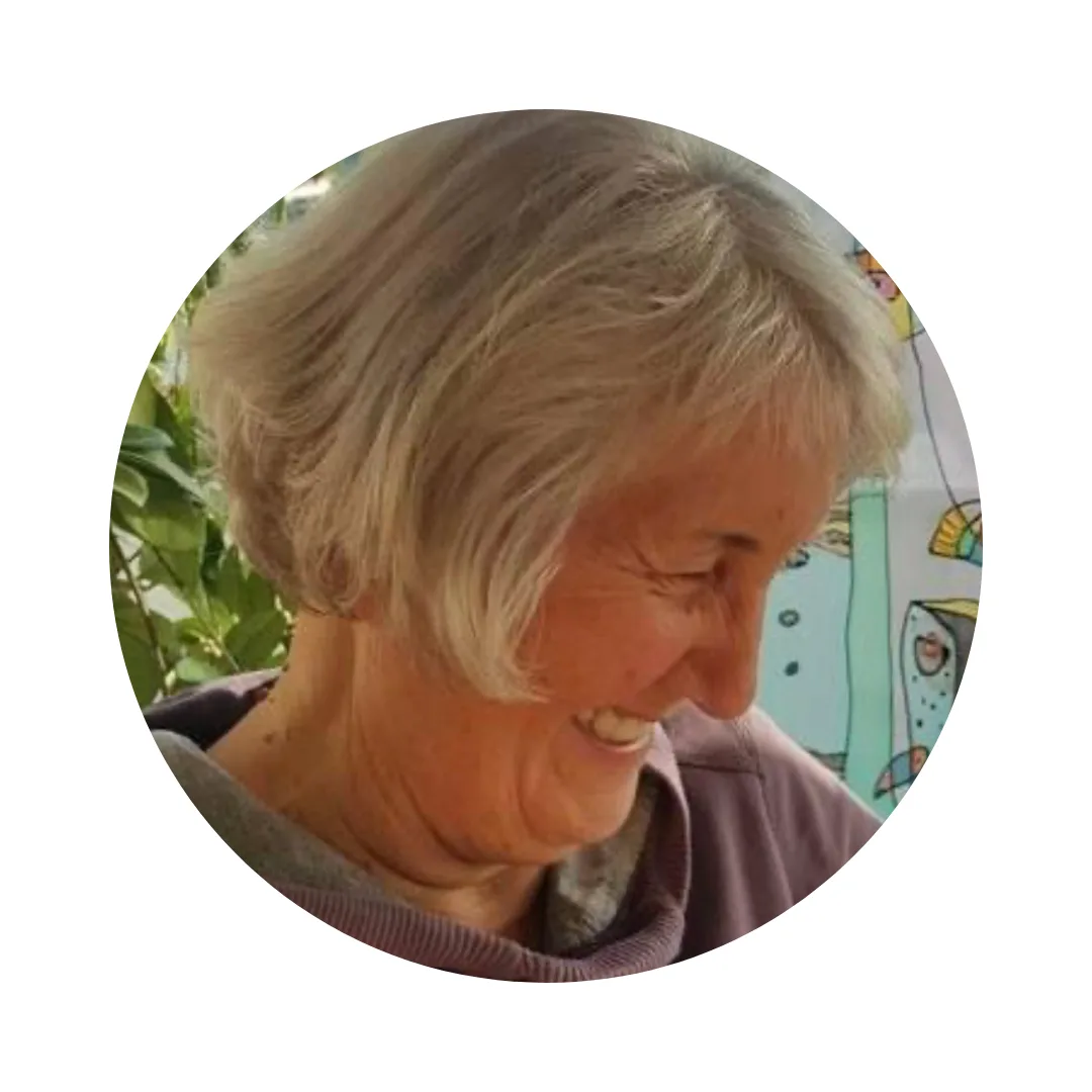 Endlich Migränefrei – Online-Coaching gegen Migräne von Anke Schneider 20 Seitenprofil einer älteren Frau mit blondem Haar, Pullover und verschwommenem Hintergrund