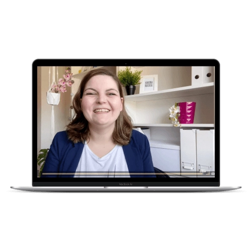 Laptop-Mockup zeigt Kursintro mit Moderatorin in blauem Cardigan vor weißem Regal