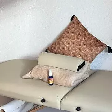 Massage-Liege mit Kissen und Handtuch, Ölflasche, nahaufnahme