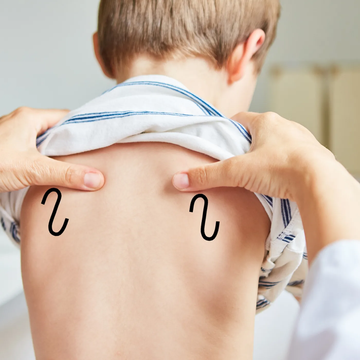 Kind mit Symbolen auf der Haut, zwei Symbole auf dem Rücken