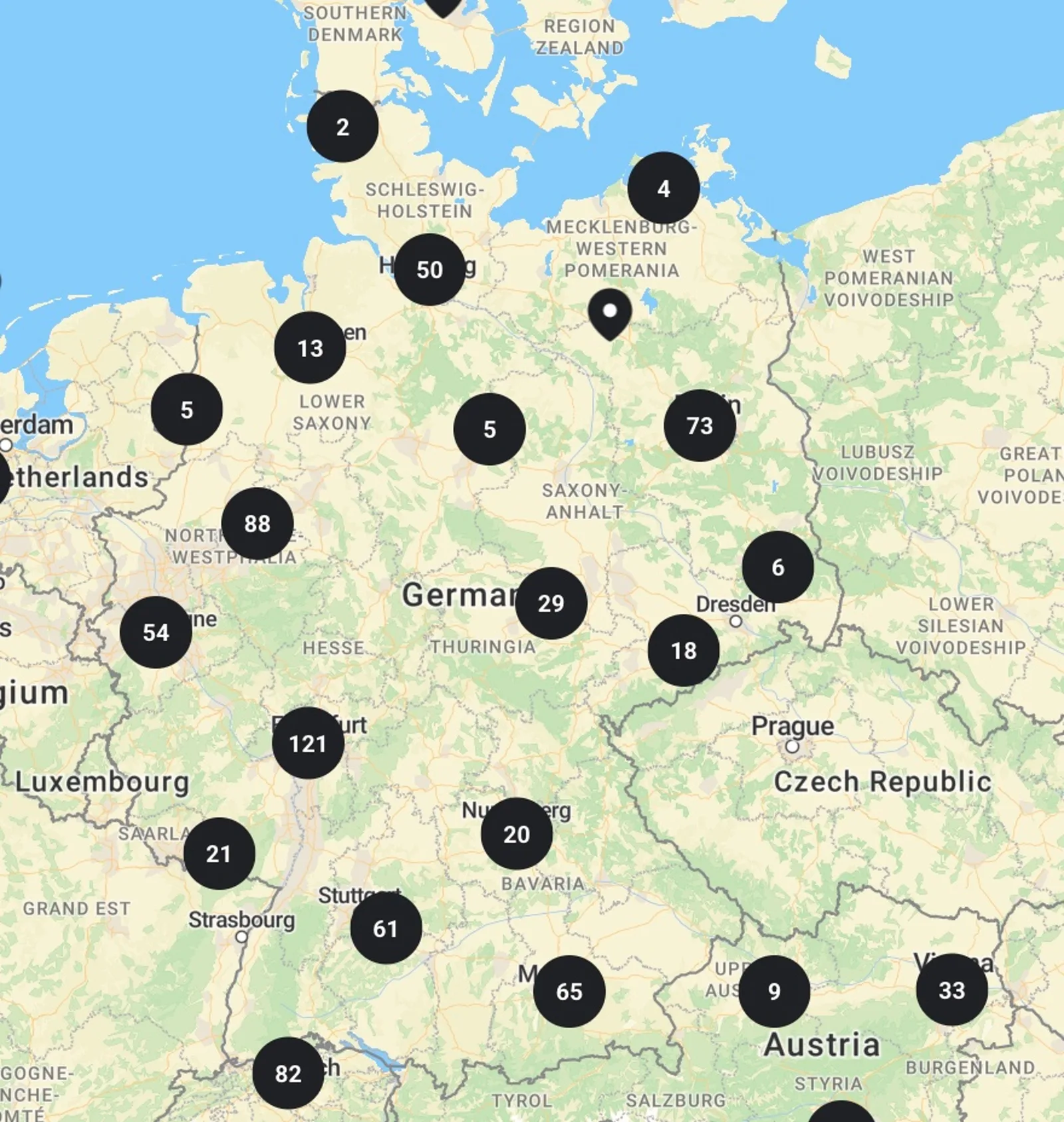 Energetische Heilung Community von Julia Gössler 9 Deutschlandkarte mit schwarzen Kreisen markierter Standorte und Zahlen