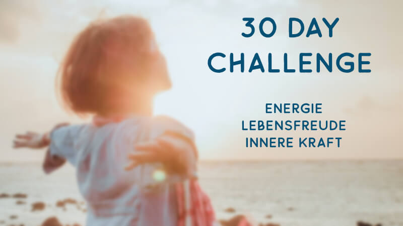 Frau am Strand mit Armen ausgebreitet, Textoverlay 30 Day Challenge