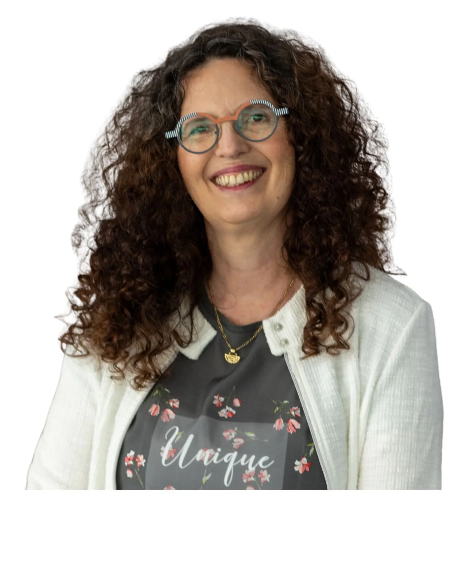 Nicole Becker-Schmidt, Gründerin von DarmMentoring, lächelt in die Kamera, trägt Brille und cremefarbenen Blazer