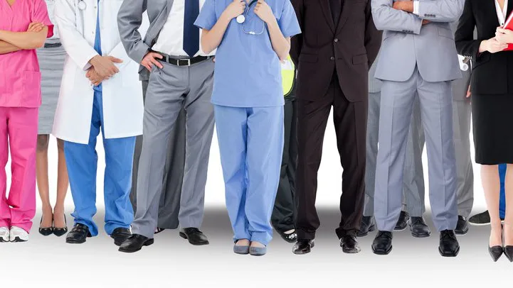 Frau in professionellem Umfeld bei der Arbeit