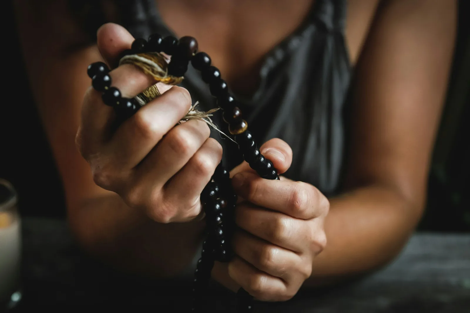 Frau bei Yoga-Übung zur Balancefindung