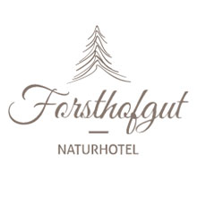 Forsthofgut Naturhotel Logo mit Tannenbaum-Symbol in Grau