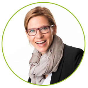 Angela Dietz, Businesscoachin mit Brille und grauem Schal, Porträt vor weißem Hintergrund mit grünem Kreis