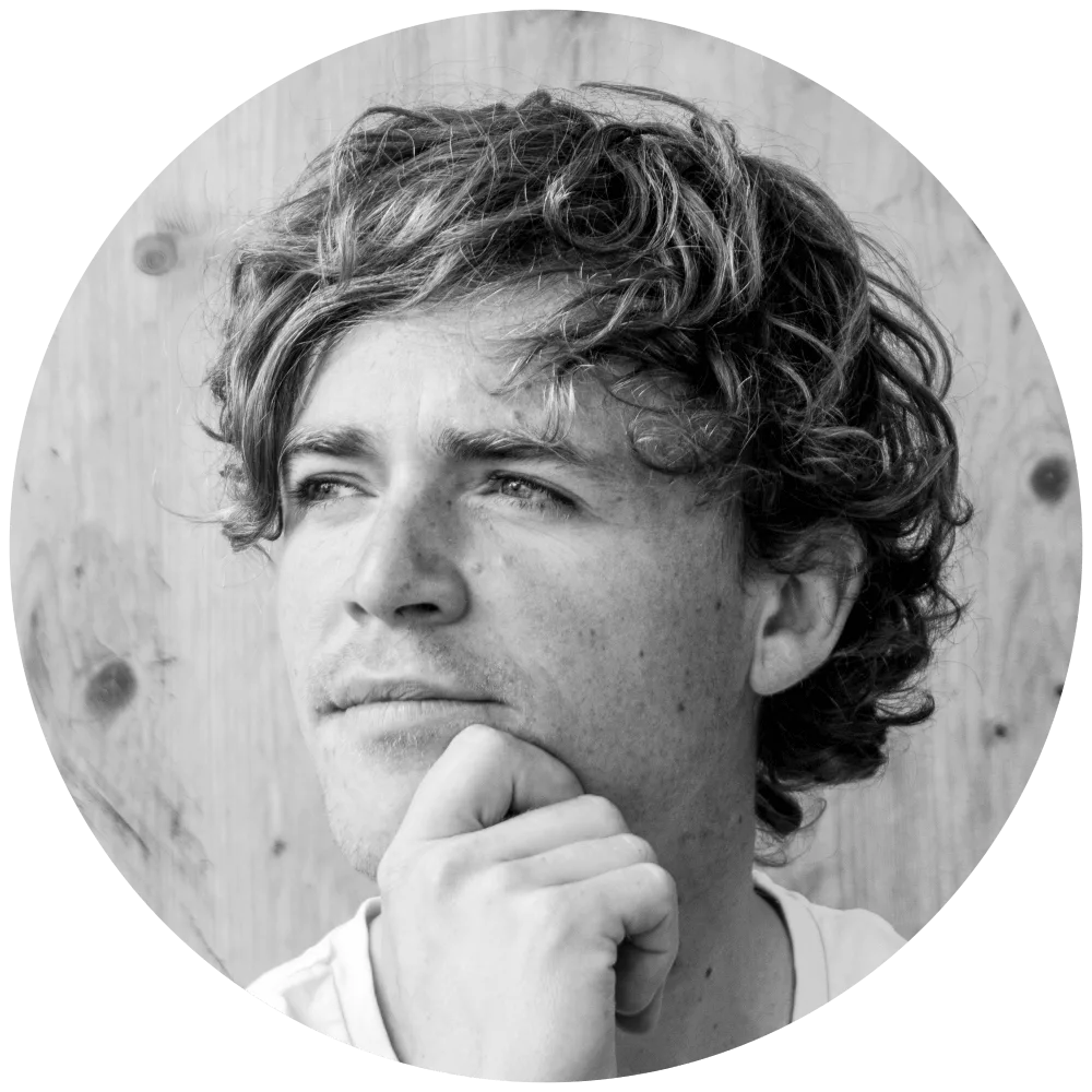 Porträt von Philip Kunisch, Online-Kongress-Veranstalter, schwarzweiß Profilbild in Kreisformat