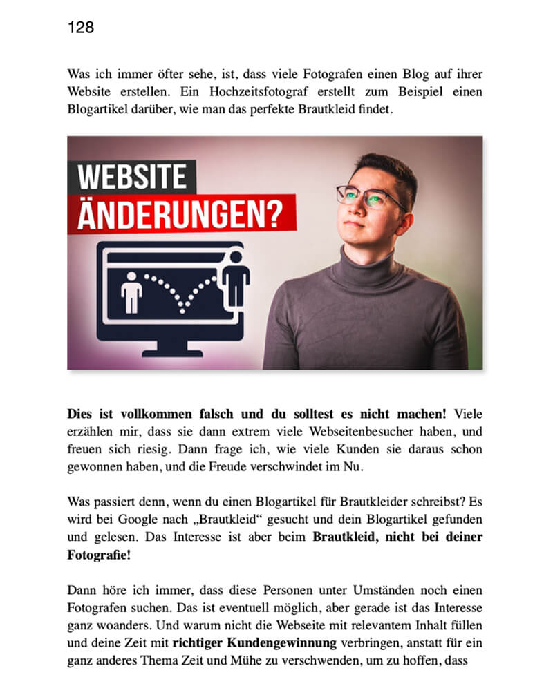 Buchseite 128 mit Abschnitt über Website-Änderungen und Grafik eines lächelnden Mannes vor Computerscreen