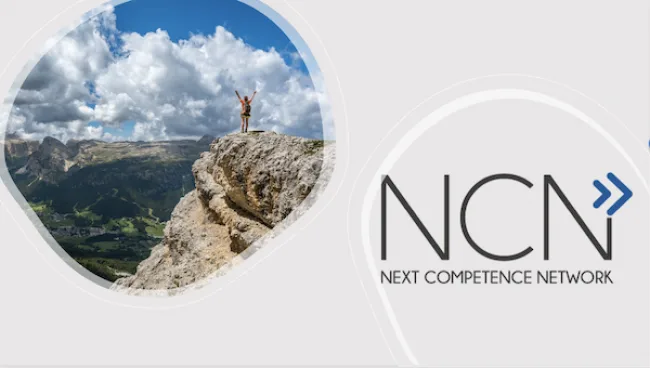 Person auf Bergspitze mit Blick auf Berglandschaft neben NCN Logo