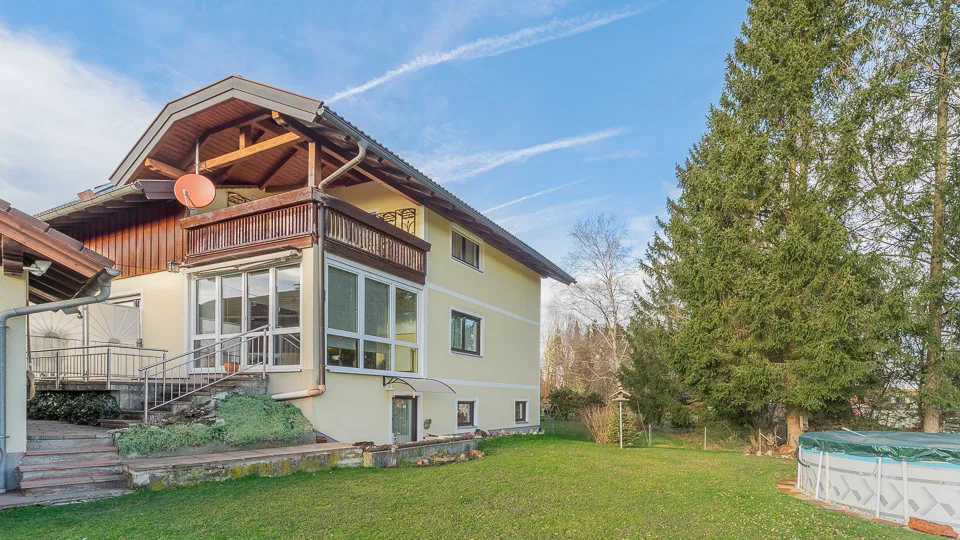 Erfolgreiche Immobilien Fotos – Objektbilder-Kurs von Alex Stadler 4 Modernes Einfamilienhaus mit professioneller Fotografie, grüne Wiese und Bäume