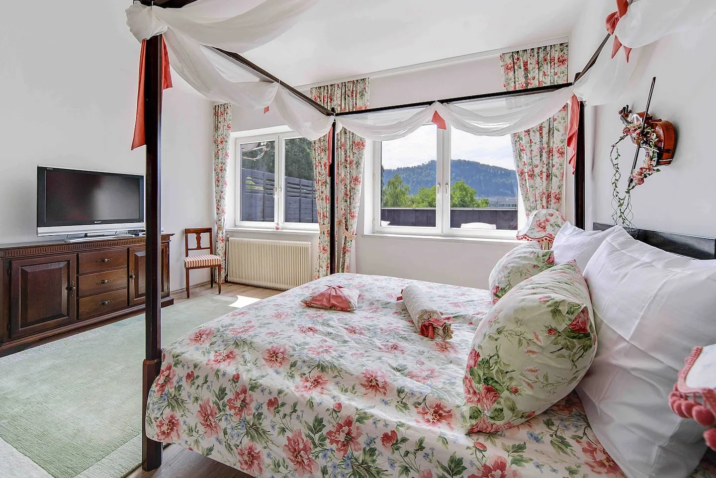 Erfolgreiche Immobilien Fotos – Objektbilder-Kurs von Alex Stadler 9 Luxus-Schlafzimmer mit Baldachinbett, Bergblick und eleganter Dekoration