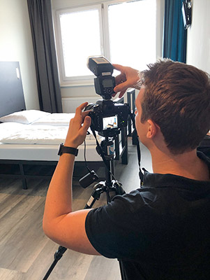 Erfolgreiche Immobilien Fotos – Objektbilder-Kurs von Alex Stadler 8 Architekturfotografie Kurs mit Fotografin beim Fotografieren eines Hotelzimmers