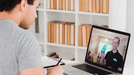Erfolgreiche Immobilien Fotos – Objektbilder-Kurs von Alex Stadler 13 Online-Kurs Fotografie für Airbnb und Ferienvermietung mit Mann vor Laptop-Bildschirm