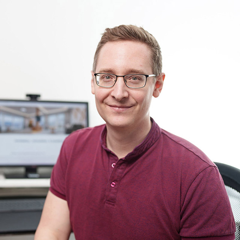 Erfolgreiche Immobilien Fotos – Objektbilder-Kurs von Alex Stadler 14 Alex Stadler, Immobilienfotograf, Portrait mit Brille am Schreibtisch