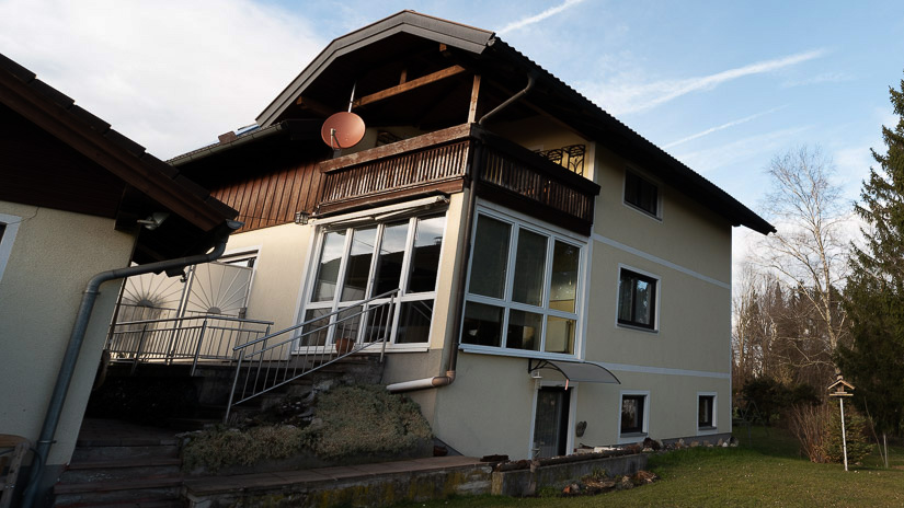 Erfolgreiche Immobilien Fotos – Objektbilder-Kurs von Alex Stadler 1 Einfamilienhaus mit Balkon und Terrasse, schlecht fotografiert mit ungünstiger Perspektive