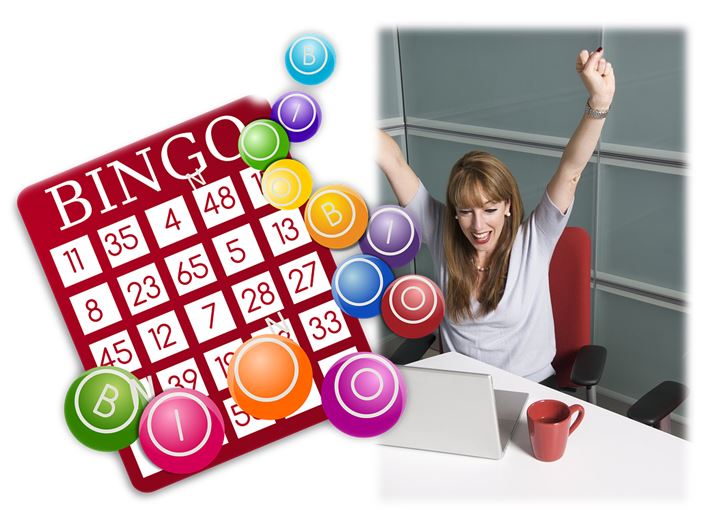 Erkenne und lebe Deine Berufung – Berufung & Lebenssinn-Videokurs 9 Bingo-Karte mit farbigen Kugeln und jubelnde Frau am Schreibtisch