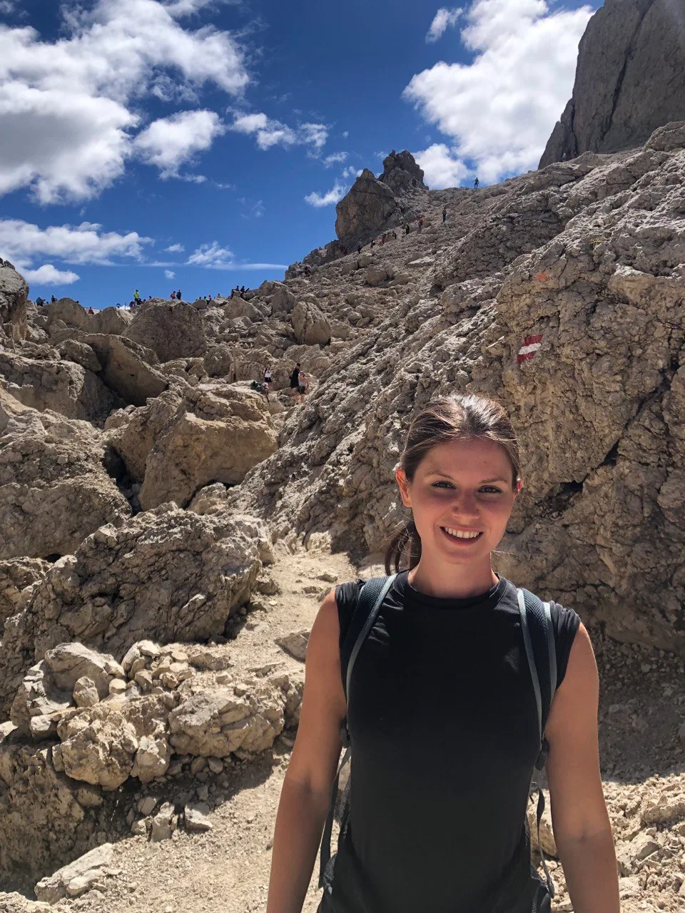 Nina Muigg beim Bergsteigen in Dolomiten, Porträt auf Felsenpfad