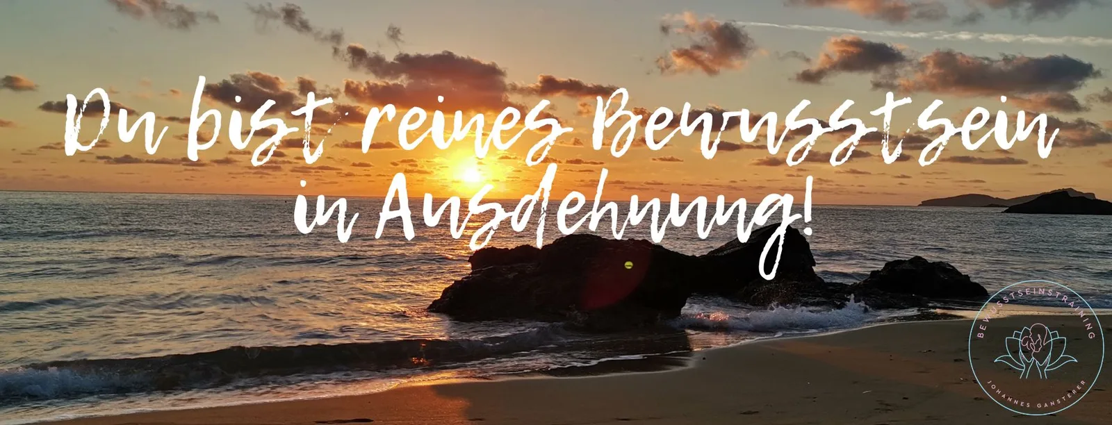 Inspierendes Banner mit Sonnenuntergang am Meer und handgeschriebener Aufschrift zur Authentizität