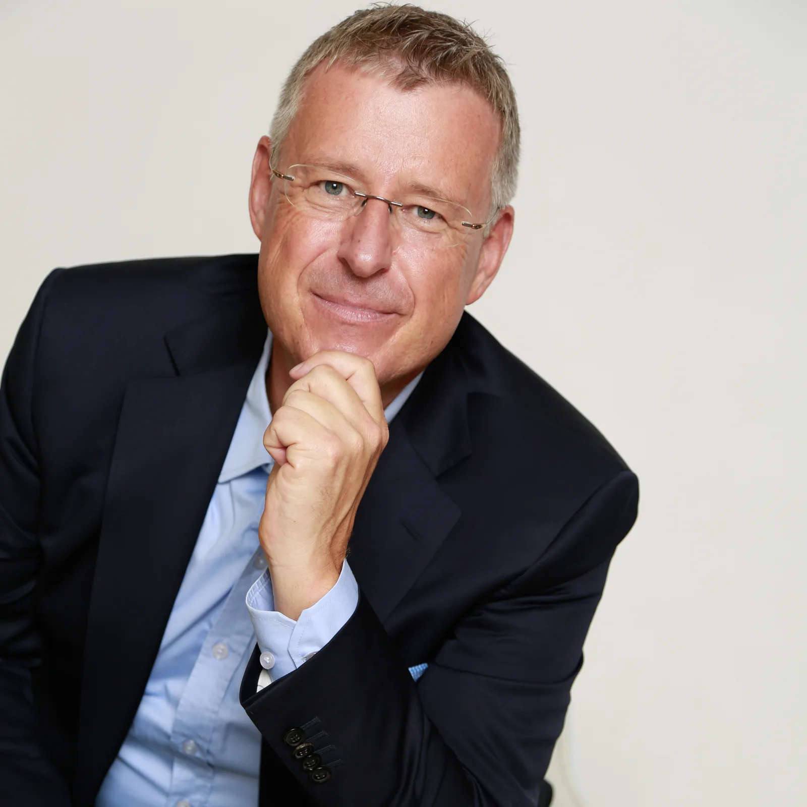 Porträt von Andreas Kolos, Autor und Anbieter, in Business-Anzug mit Brille