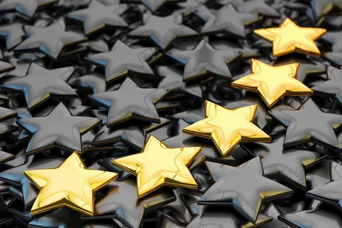 Goldene und graue Sterne als Bewertungssymbol für Kundenbewertungen und Rezensionen