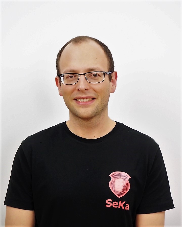 Porträtfoto von Martin Grünstäudl, Autor des Eskrima-Kurses, mit Brille und schwarzem Seka-Shirt