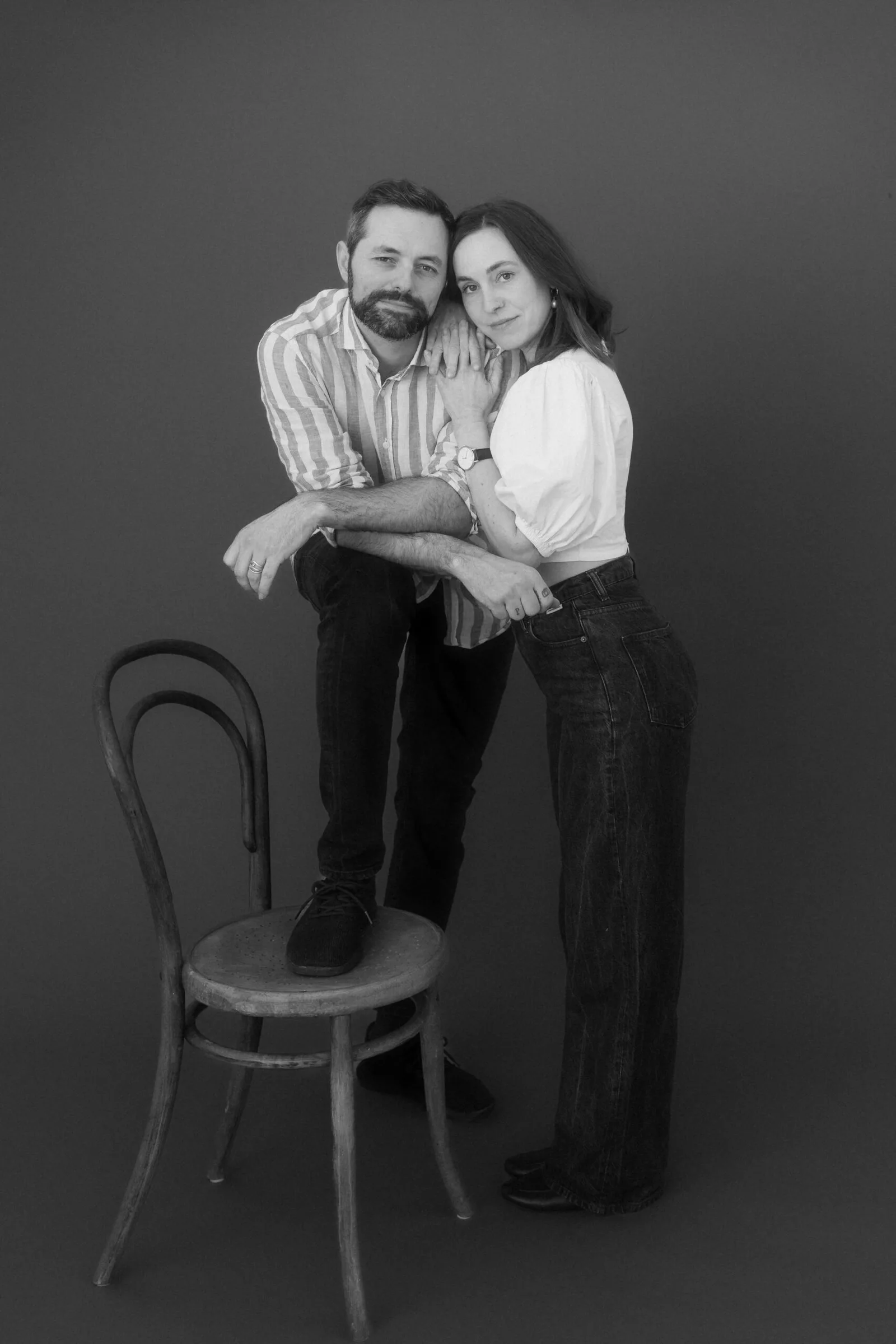 Mona und Reiner, Fotografen aus Schongau, sitzen auf Stuhl