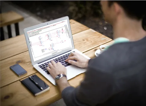 Person an Laptop-Schreibtisch simuliert Schaltungen mit Simulationssoftware