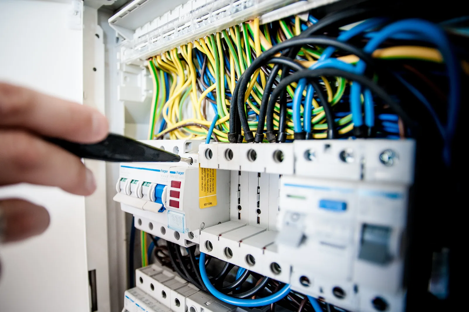 Elektrische Schaltanlage mit bunten Kabeln und Sicherungsschaltern