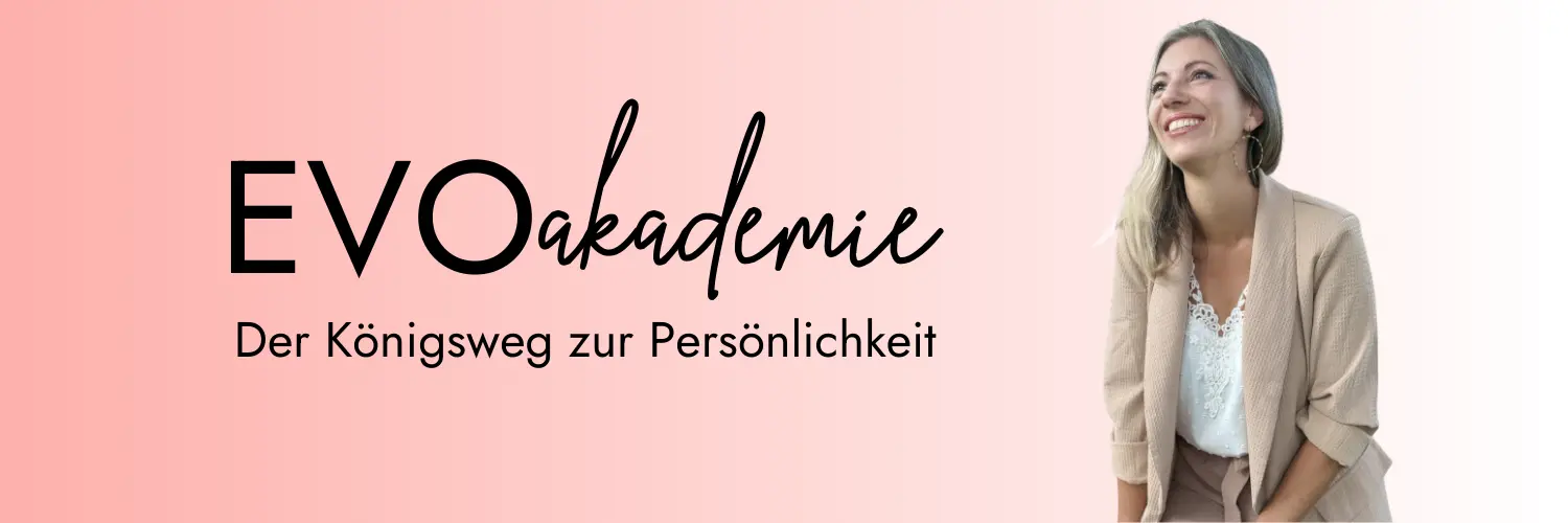 EVOakademie Hero-Banner mit Frau in Beige-Cardigan vor rosa Hintergrund, Schriftzug EVOakademie und Tagline Der Königsweg zur